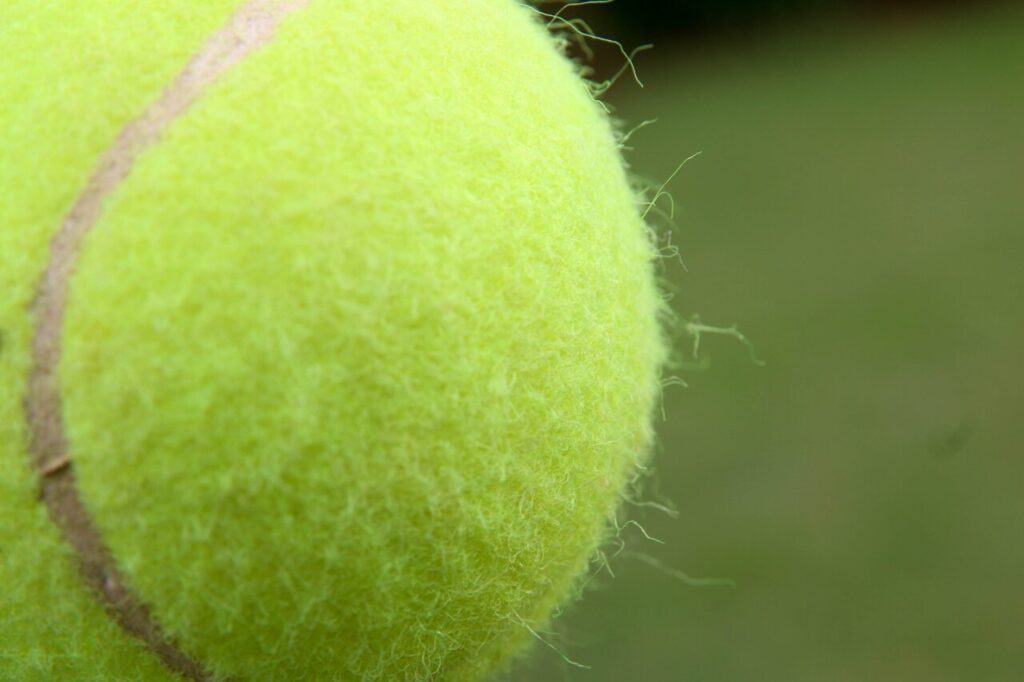 was wiegt ein tennisball