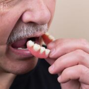 Gründe warum eine zahnprothese nicht mehr passt